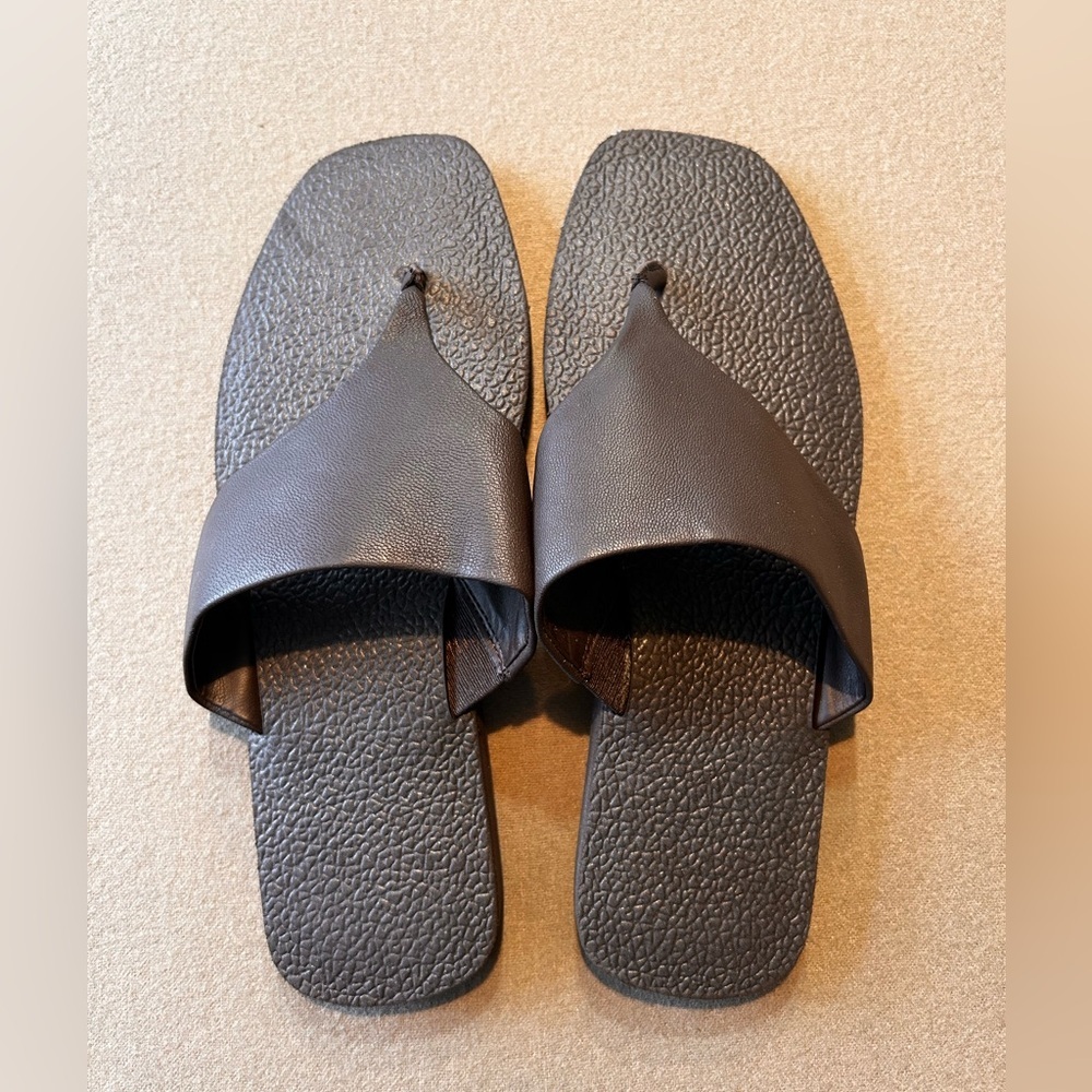 Banana Republic Brown Flip Flops, never worn, Size 8​